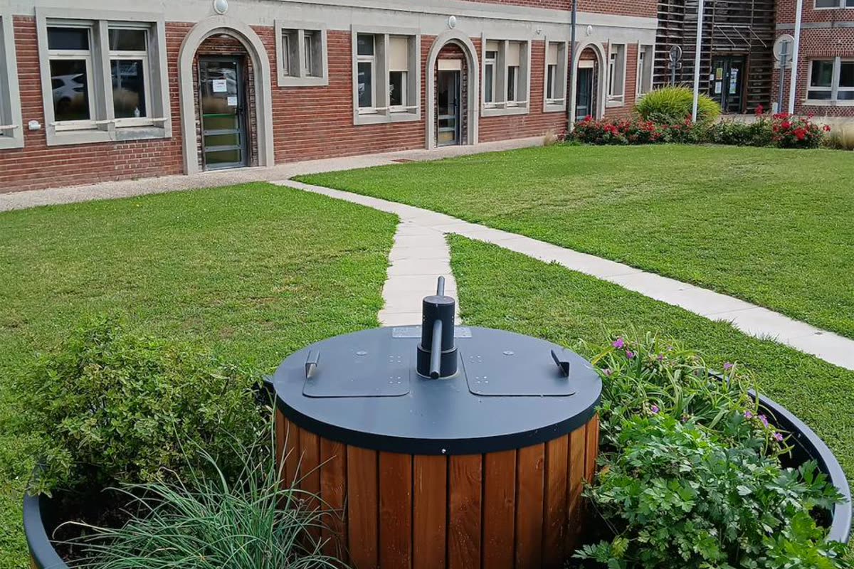 Jardin composteur devant l’entrée d’un bâtiment