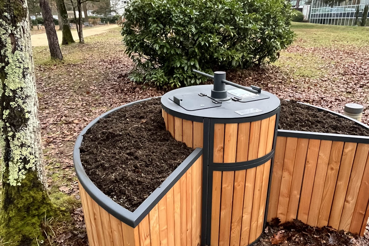 Jardin composteur dans le parc arboré d’un campus