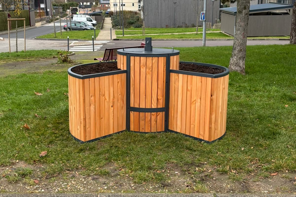 Jardin composteur livré sur une pelouse communale, au bord d’une rue
