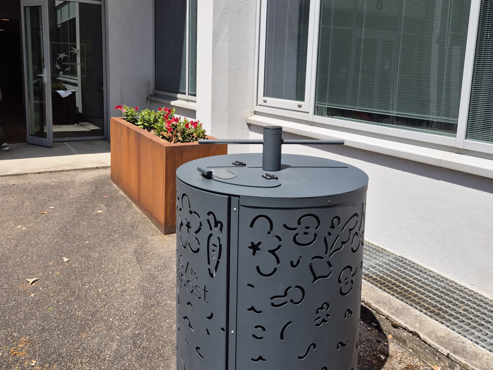 Le composteur ABC installé devant un bâtiment de bureaux